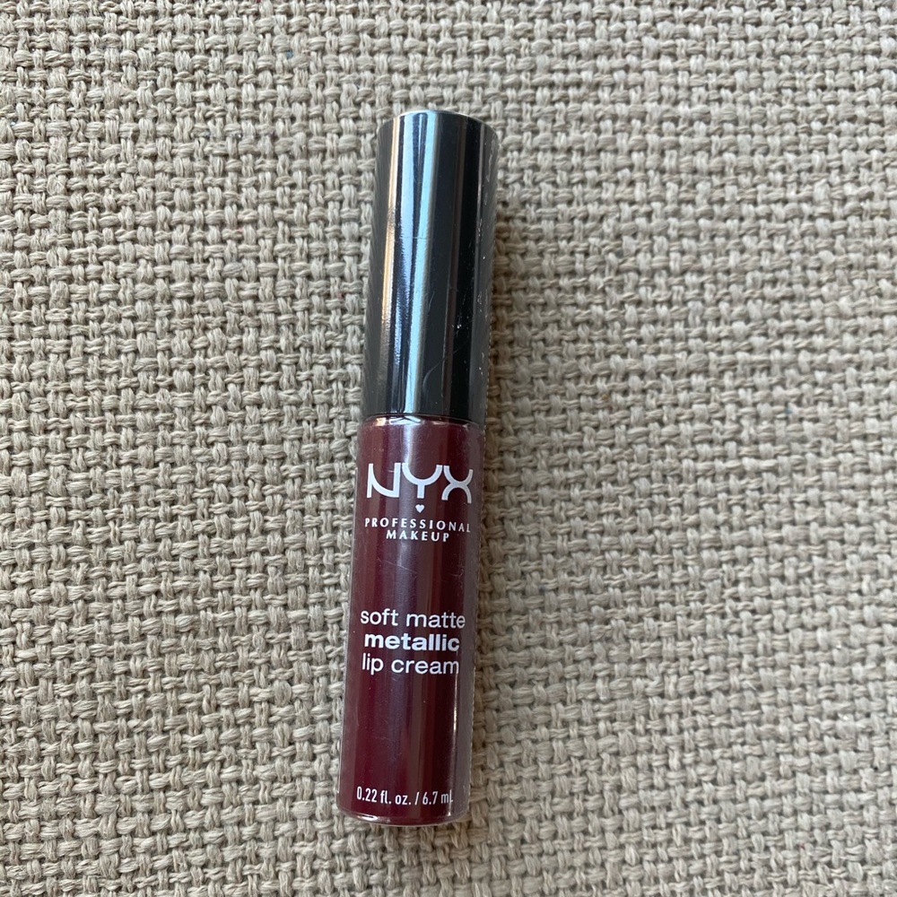 NYX Soft Matte metallic lip cream